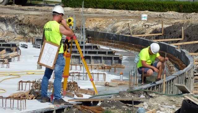 Prace przy budowie tężni solankowej w Busku-Zdroju koncentrują się dzisiaj na wylewaniu betonowych płyt fundamentowych.