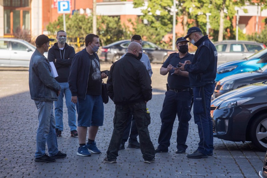 Marszałek Tomasz Grodzki spotkał  się w Słupsku z seniorami i samorządowcami