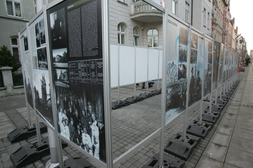 Wandale zniszczyli wystawę o Auguście Hlondzie na Mariackiej w Katowicach [ZDJĘCIA]