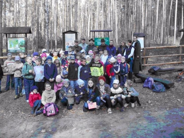 Przedszkolaki oraz uczniowie podstawówki w Nowej Wsi Zbąskiej wzięli udział w ciekawej lekcji przyrody nad Jeziorem Mącznym
