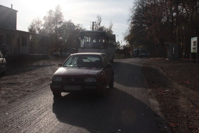 Policjanci wykonali oględziny miejsca i pojazdu, który uderzył w chłopca. Kierował nim 31-latek. Sąsiad małego Wojtka