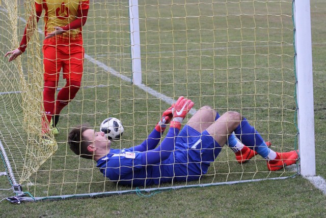 Siarka Tarnobrzeg do 72. minuty prowadziła na własnym obiekcie ze Zniczem Pruszków 2:2, a ostatecznie zremisowała 2:2. CZYTAJ WIĘCEJ O MECZU.Siarka Tarnobrzeg – Znicz Pruszków 2:2 (2:0)Bramki: 1:0 Wodecki 29, 2:0 Janeczko 34, 2:1 Długołęcki 72, 2:2 Czarnowski 90.