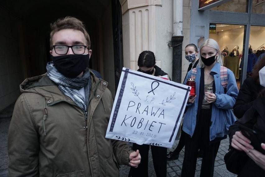 Piątkowy protest w Łodzi po wyroku Trybunału Konstytucyjnego oczami naszego fotoreportera. Hasła i transparenty ZDJĘCIA