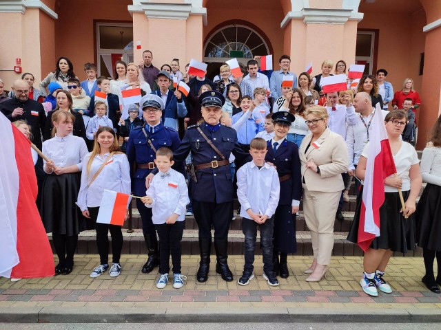 Uczniowie szkoły w Chwałowicach wraz z dyrekcją, kadrą nauczycielską i rekonstruktorami policyjnymi, uczestniczyli w patriotycznej akademii z okazji Święta Konstytucji 3 Maja.
