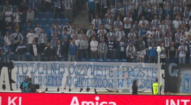 Kibice Lecha nie chcą uchodźców: "Cały stadion śpiewa z nami: wyp... z uchodźcami!"