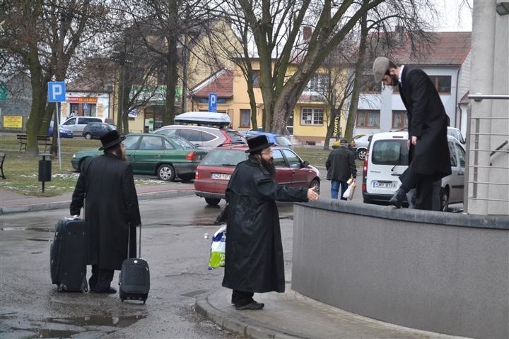 Chasydzi w Lelowie modlą się na grobie cadyka Dawida Bidermana [ZDJĘCIA]