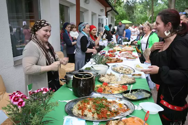Podczas drzwi otwartych w ośrodku dla cudzoziemców w Grotnikach mieszkańcy wsi mogli poznać m.in. czeczeńską kuchnię i tradycje