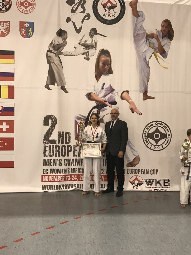 Alicja Misiak - złoty medal w mistrzostwach karate i trener Piotr Kozak