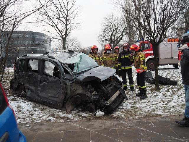 Cudem bez szwanku wyszedł z wypadku starszy pan, który w środę (12 stycznia) siedział za kierownicą citroena. Na ul. Pomorskiej samochód zjechał pomiędzy tory tramwajowe i zakleszczył się pomiędzy  jadące w przeciwnych kierunkach składy...ZOBACZ ZDJĘCIA