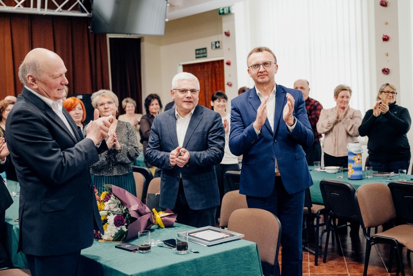Ostatnia sesja  Rady Gminy Łoniów.  Były podziękowania dla wójta Szymona Kołacza, sołtysów i radnych za kadencję 2018-2023. Zdjęcia