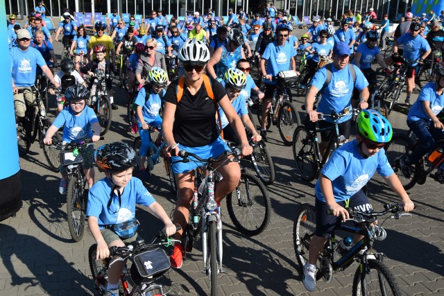 Dziesiątki rowerzystów na ulicach Jastrzębia-Zdroju w czasie rozpoczęcia sezonu rowerowego pod hasłem Pierwszy Dzwonek