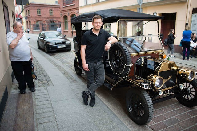 Robert nowak ze swoim pojazdem a’la Ford T przy ulicy Strumykowej w Toruniu
