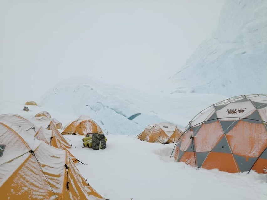 Sanoczanin Łukasz Łagożny zdobył Mount Everest. Do Korony Ziemi brakuje mu tylko jednego szczytu [ZDJĘCIA, WIDEO]