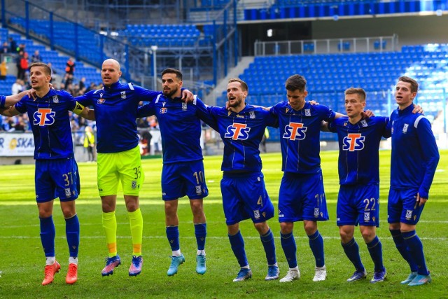 W niedzielę Lech Poznań rozpocznie swój najważniejszy marsz w ostatnim czasie. W najbliższych dwóch tygodniach wyjaśni się, do kogo w tym roku powędruje trofeum mistrza Polski. Kolejorz musi wygrać wszystkie swoje mecze i liczyć na to, że Raków zgubi punkty w jednym ze swoich spotkań. Tutaj nie ma miejsca na błędy, bo każda pomyłka będzie kosztować wypadnięciem z gry. Trener Maciej Skorża musi wyciągnąć wnioski z ostatniego finału Pucharu Polski, po którym padły w jego stronę zarzuty, że źle dobrał wyjściową jedenastkę na tamto spotkanie. W porównaniu do poniedziałkowego meczu przewidujemy kilka istotnych zmian w składzie Lecha na pojedynek z Piastem Gliwice.Zobacz przewidywany skład Lecha Poznań--->