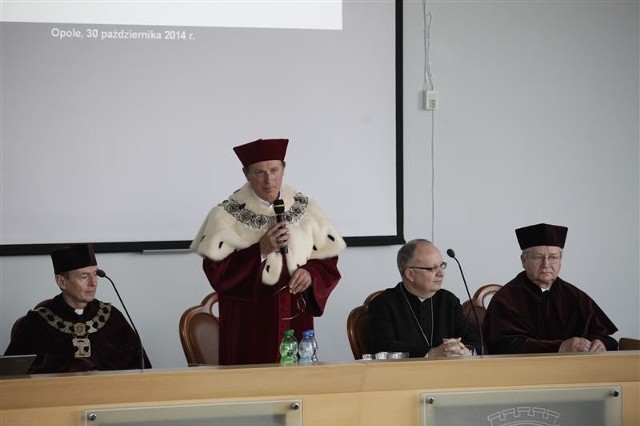 Ks. prof. Wacław Hryniewicz oraz ks. prof. Stanisław Celestyn Napiórkowski zostali kolejnymi doktorami honoris causa Uniwersytetu Opolskiego.