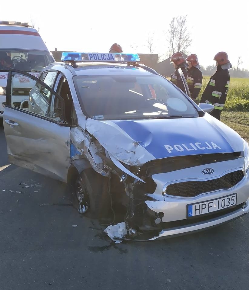 Wypadek drogowy pod Łowiczem. Radiowóz zderzył się z osobówką. Dwóch policjantów trafiło do szpitala
