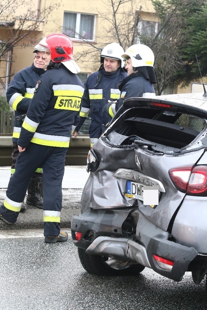 Wypadek w Mirkowie. Bus uderzył w samochód osobowy, na miejscu lądował helikopter LPR (ZDJĘCIA)