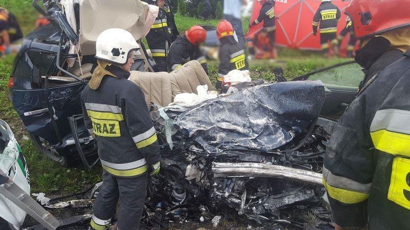 Tragedia na DK 28. Mężczyzna nie żyje, dwaj są ciężko ranni [ZDJĘCIA]