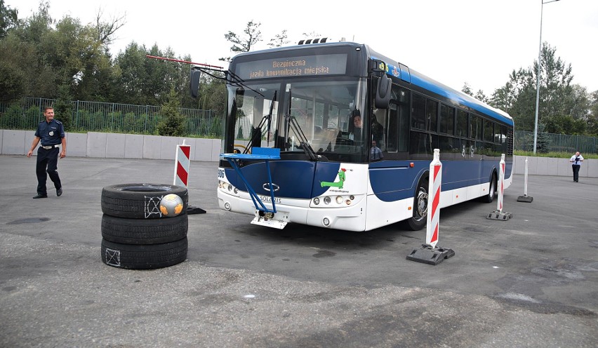 Kraków. Wyposażyli autobusy w lance, grali nimi w koszykówkę