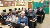 Mniej zacofanych cyfrowo. W Baranowie Sandomierskim uczą korzystać z komputera i internetu 