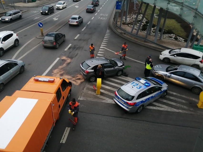 Dwa samochody zderzyły się pod okrągła kładką na Al....