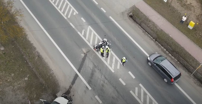 Wypadek na krajowej trasie numer 74 w Kostomłotach. Ranny motocyklista (WIDEO)