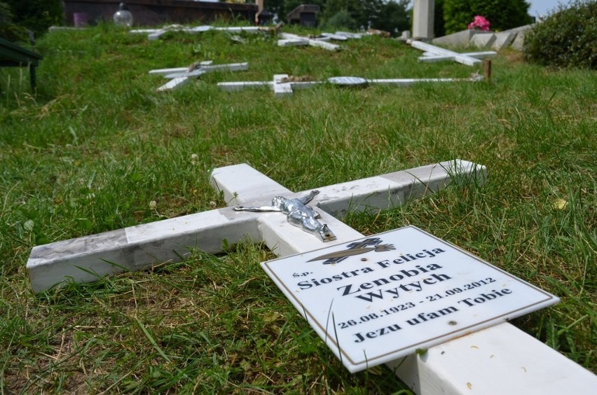Wandale zdewastowali groby w Kiekrzu