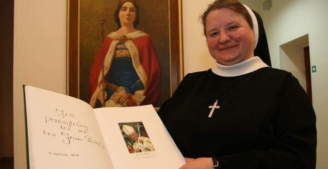 Siostra Leticja Łasek co roku w rocznicę śmierci Jana Pawła II wykłada "Złotą księgę&#8221;, w której uczniowie piszą swoje listy do Jana Pawła II.
