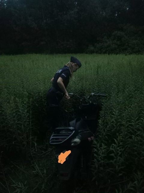 Mężczyzna, który wybrał się na spacer zauważył motorower...