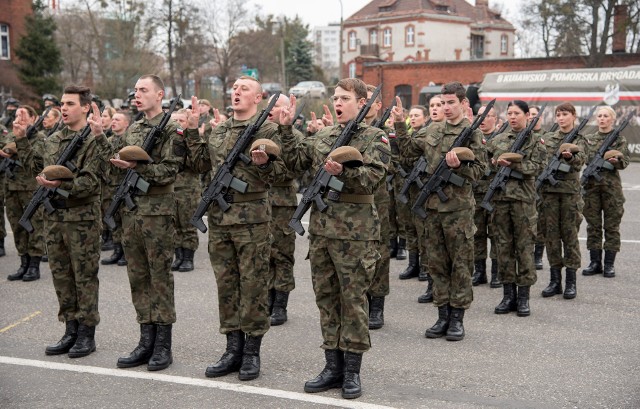 Nowi terytorialsi złożyli przysięgę w koszarach 81 batalionu lekkiej piechoty, który wchodzi w struktury 8 Kujawsko-Pomorskiej Brygady Obrony Terytorialnej