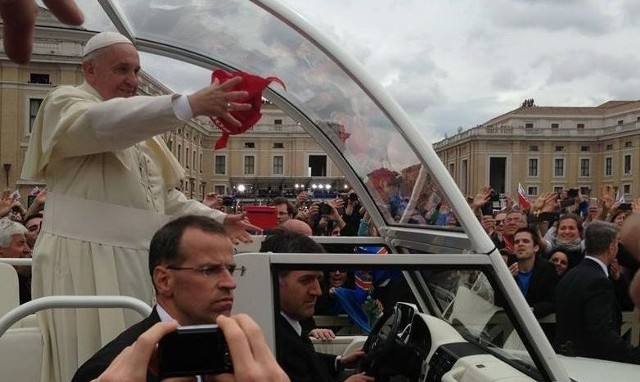 Papież Franciszek złapał w locie chustę, którą rzucił mu radomianin Mateusz Śliwiński.