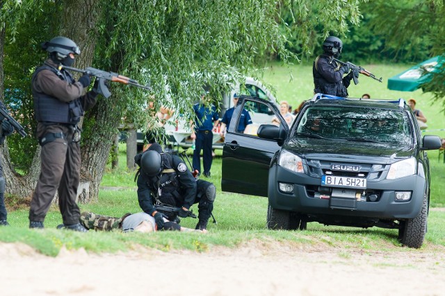 Kierowcy dwóch osobówek nielegalnie przekroczyli polsko-litewską granicę w Ogrodnikach. Nie chcieli się zatrzymać do kontroli. Otworzyli ogień do strażników granicznych. Ci ranili jednego z napastników. Zatrzymali pojazd. Drugi uciekł w kierunku Suwałk. Rozpoczął się pościg, a na drodze zorganizowano blokady. Przestępcy pod sklepem sterroryzowali klientów i zabrali ich pojazd. Wzięli zakładników. Przy Klasztorze Kamedułów w Wigrach policja zorganizowała na nich zasadzkę. Po nieudanych negocjacjach, doszło do wymiany ognia. Dalej terroryści uciekali łodzią po jeziorze Wigry. Zakładnicy zaczęli skakać do wody. Jednemu z nich próbował pomóc wędkarz. Jego łódka została ostrzelona. Zaczęła tonąć. Wędkarz nie przeżył. Napastników zatrzymali policyjni antyterroryści.Tak wyglądały największe w tym roku szkolenia podlaskich służb. Wzięło w nich udział około 100 funkcjonariuszy policji, straży granicznej, straży pożarnej, WOPR, oraz Stowarzyszenia „Nadzieja”. Celem szkolenia było doskonalenie współpracy, koordynacji działań w przypadku nielegalnego przekroczenia granicy, prowadzenie działań pościgowych za uzbrojonymi osobami, które nie zatrzymały się do kontroli granicznej, jak również negocjacje oraz zatrzymanie uzbrojonych uciekinierów z wykorzystaniem wsparcia antyterrorystów. Na wodach jeziora Wigry ćwiczone były również związane z tym elementy działań ratowniczych.