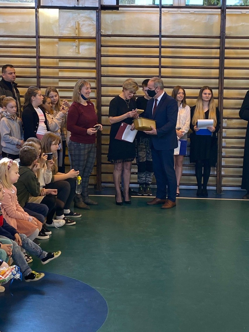 Ślubowanie pierwszoklasistów ze szkoły w Topoli. Takiego poloneza śmiało mogą pozazdrościć nawet sami maturzyści… [ZDJĘCIA]