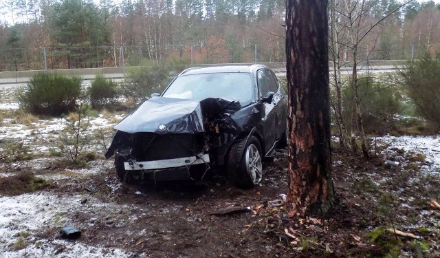 Do wypadku doszło w środę, 4 stycznia, na drodze nr 18. Rozpędzone bmw wpadło w poślizg, rozbiło ogrodzenie i uderzyło w drzewo. Kobieta w ciąży została przewieziona do szpitala.Samochód rozbił się po godz. 8. Za kierownicą siedział obywatel Litwy, który podróżował z ciężarną żoną, Polką. - Przyczyną zdarzenia była zbyt szybka jazda niedostosowana do warunków panujących na drodze – informuje podinsp. Sylwia Woroniec, rzeczniczka żagańskiej policji.Na miejscu cały czas są policjanci. Czekają na informacje na temat obrażeń pasażerki bmw. Wszystko wskazuje jednak na to, że zdarzenie zostanie zakwalifikowane jako kolizja. Kierowcy bmw grozi mandat oraz utrata prawa jazdy.Czytaj też: Tragiczny wypadek w Dąbroszynie. Jedna osoba nie żyje, dwie są ranneZobacz: Spektakularny pokaz dachowania przy kancelarii premiera (tvnwarszawa.pl/x-news)