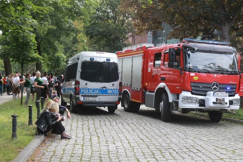 Alarm bombowy w Galerii Dominikańskiej. Ewakuacja pracowników i klientów