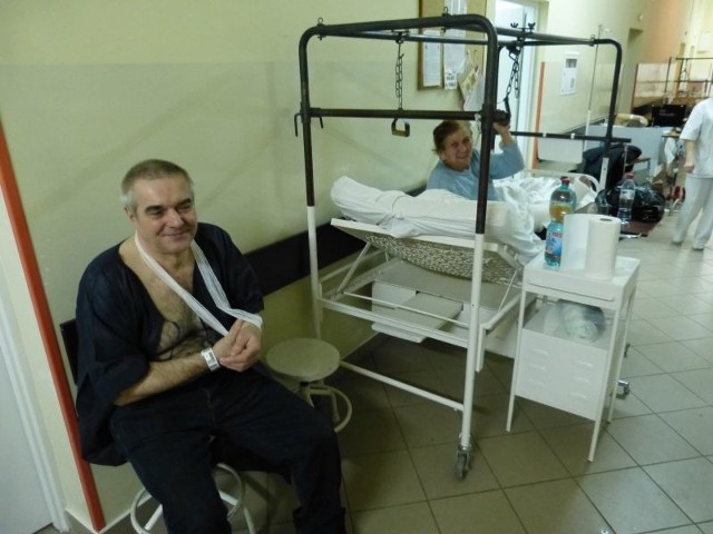 Wiesław Kosowski ze Skarżyska złamał rękę idąc rano do sklepu. Chodnik przy ulicy Spółdzielczej rano nie był posypany.