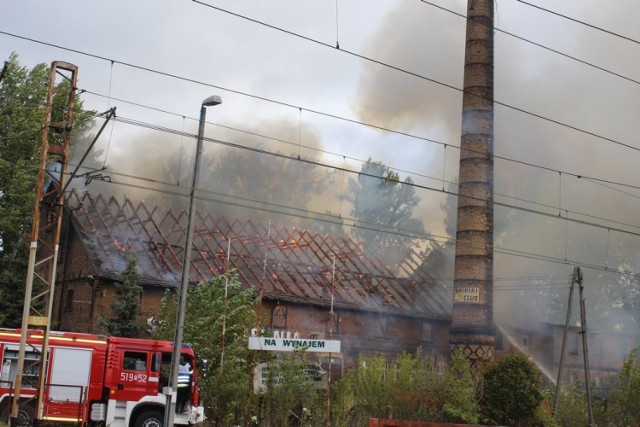 W poniedziałek rano w okolicach dworca PKP w Zbąszyniu w powiecie nowotomyskim wybuchł pożar. Ogień pojawił się w budynku starej cegielni. W akcji gaśniczej wzięło udział kilkanaście zastępów strażaków. Zobacz zdjęcia ------>
