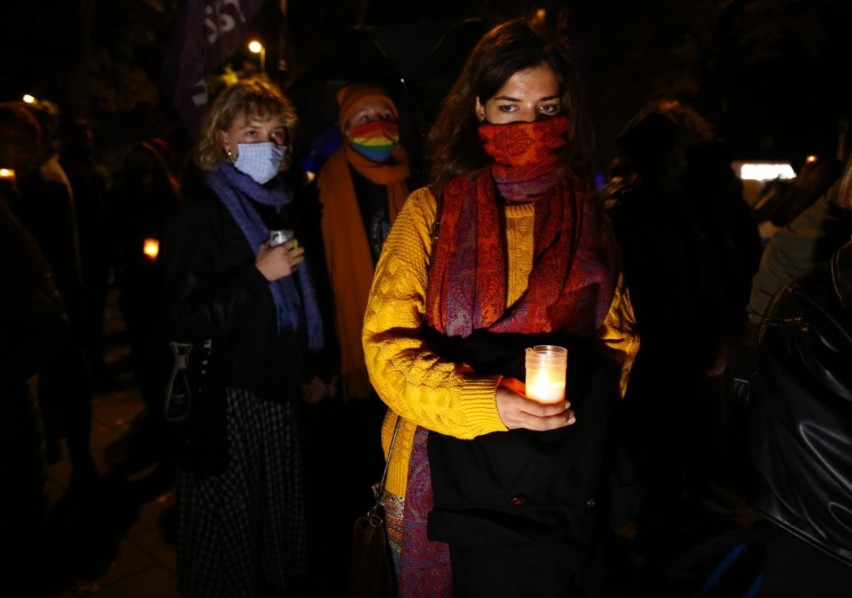"Precz z Kaczorem dyktatorem". Kilkaset osób w nocy protestowało w rejonie domu Jarosława Kaczyńskiego. Policja użyła gazu