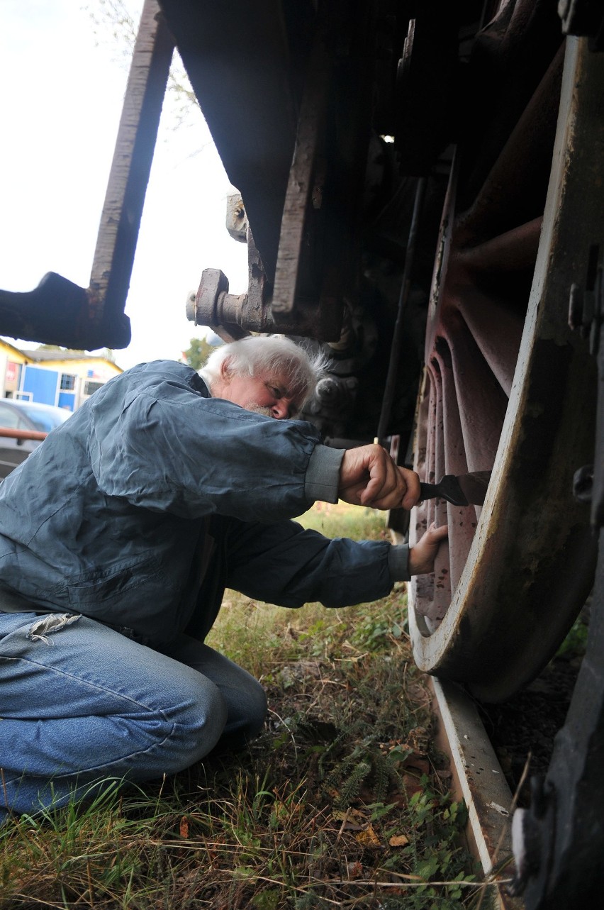 Mieszkańcy Kostrzyna postanowili odmalować starą lokomotywę....