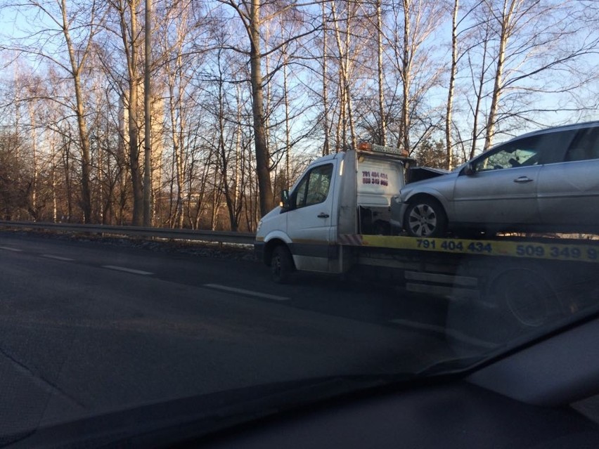 Uszkodzone pojazdy zablokowały jeden z pasów ruchu