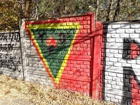Graffiti wspierające Kurdów