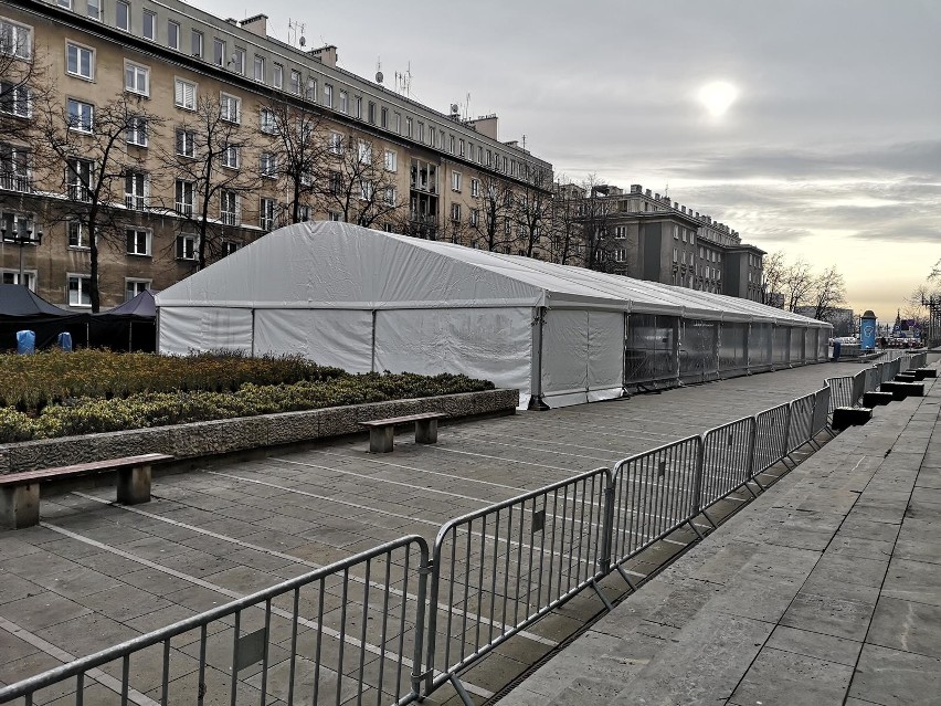 Kraków. Wielki namiot już gotowy na największą sylwestrową imprezę w Nowej Hucie [ZDJĘCIA]