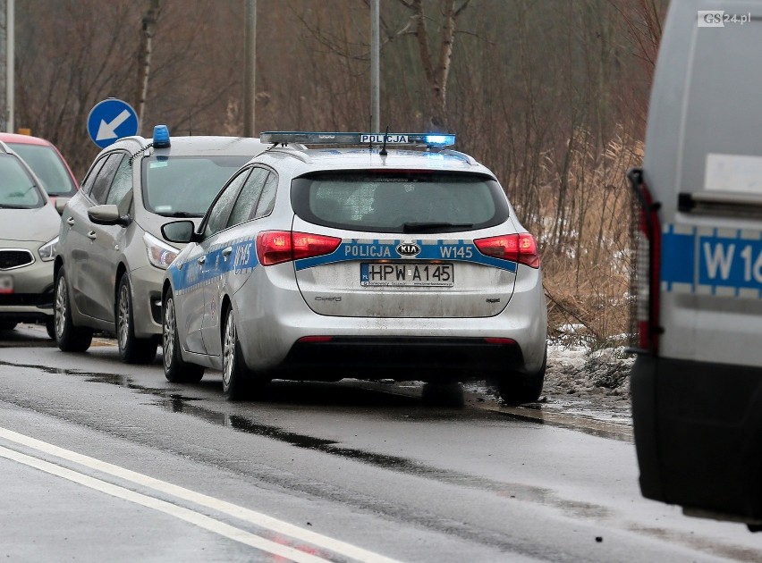 Policyjny pościg w Szczecinie. Dachowanie i zablokowana główna droga prowadząca do Polic - 19.01.2021