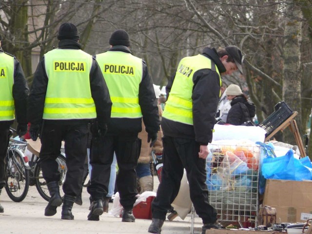 Policjanci na placu targowym