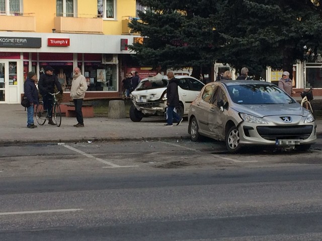 W środę (8 marca) przed godziną 13.00, na ulicy Poznańskiej w Krośnie Odrzańskim doszło do groźnego zdarzenia. Kierowca golfa nagle zjechał z drogi i staranował samochody na parkingu przed bankiem WBK. Okazało się, że był pijany.