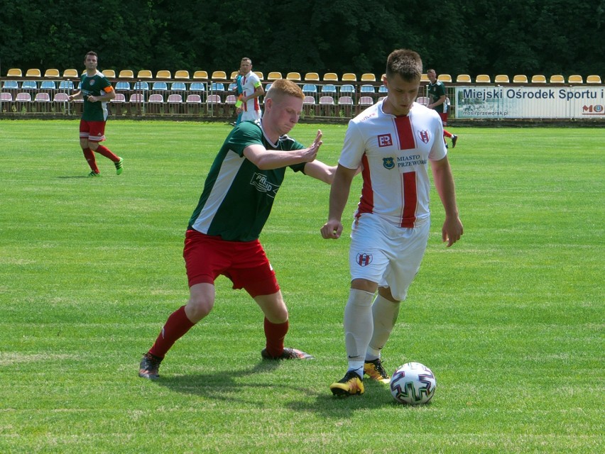 4 liga. Orzeł Przeworsk przegrał z Sokołem Nisko. Zwycięskie trafienie Karola Dziopaka [ZDJĘCIA]