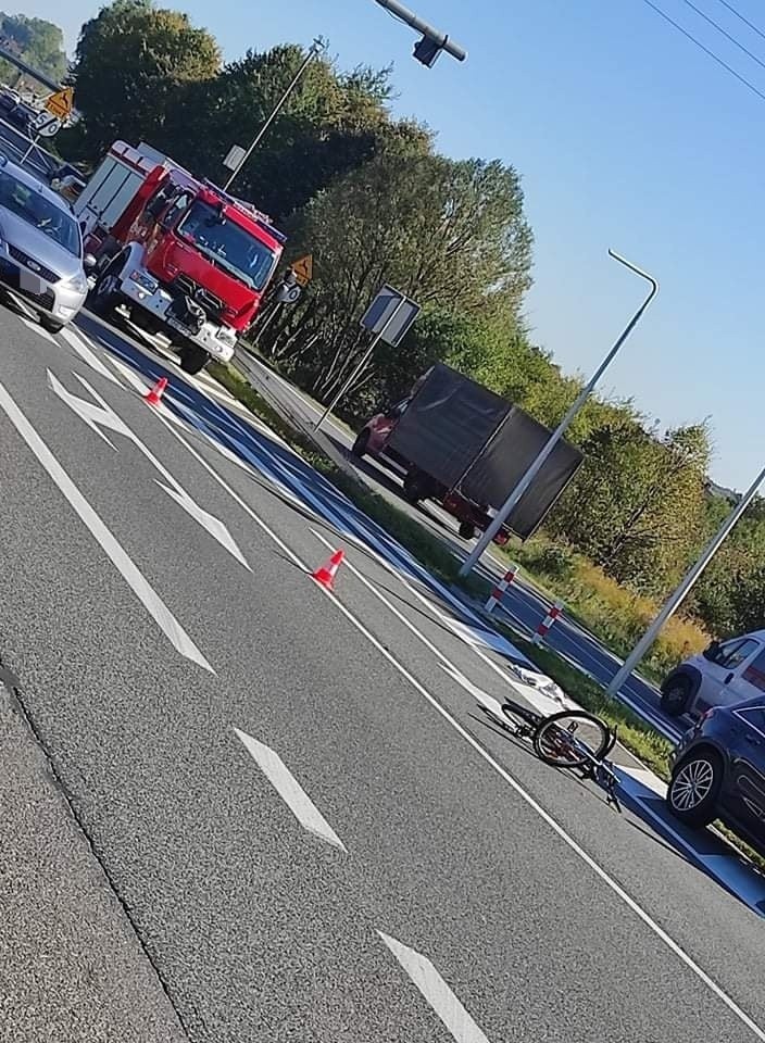 Wypadek przy skrzyżowaniu ulicy Okradzionowskiej z drogą...