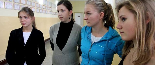 Na zdj. Od lewej: Katarzyna Szkutnik, Dominika Zięba, Katarzyna Dobko i Maria Bialic: Harmonogram matur jest niefortunnie ułożony