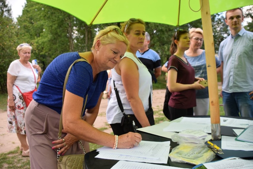 Przez cały czas przyjeżdżają na piknik przy starej...