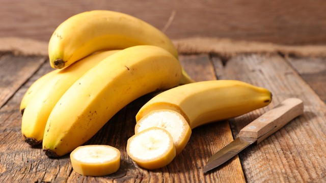 Banany to bardzo popularne owoce, które chętnie jadamy już od najmłodszych lat. Jednak nie wszystkim one służą. Sprawdź, kto powinien unikać bananów.